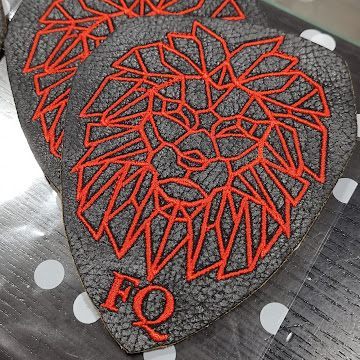 Parche bordado FQ leon geometrico rojo
