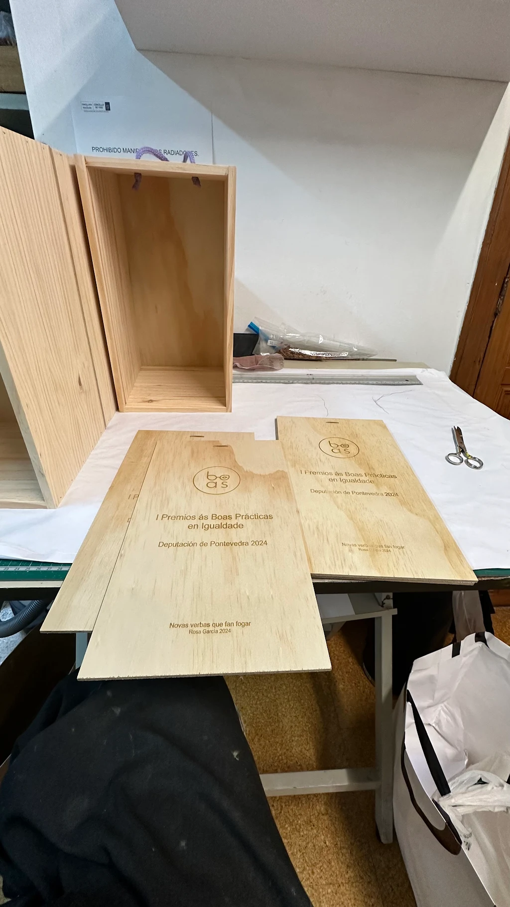 Placas grabadas en madera con logotipo