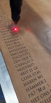 Grabado laser en cuero texto multiidioma en proceso