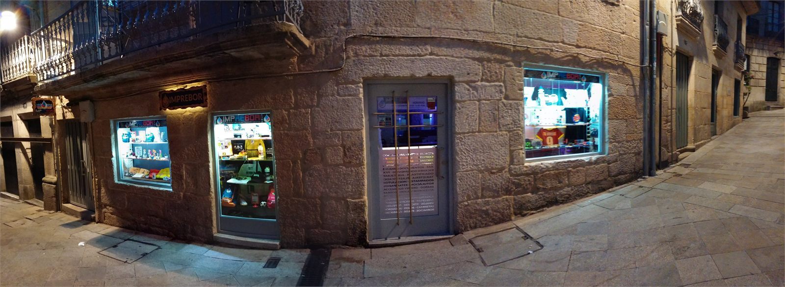 Vista panorámica nocturna de Imprebor en el Casco Vello de Vigo