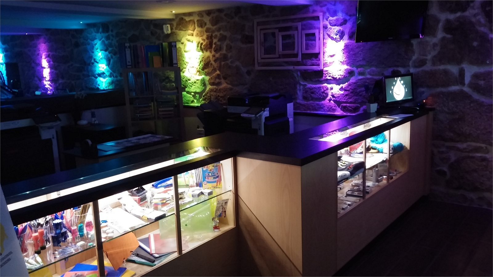 Interior nocturno del taller con iluminación de ambiente