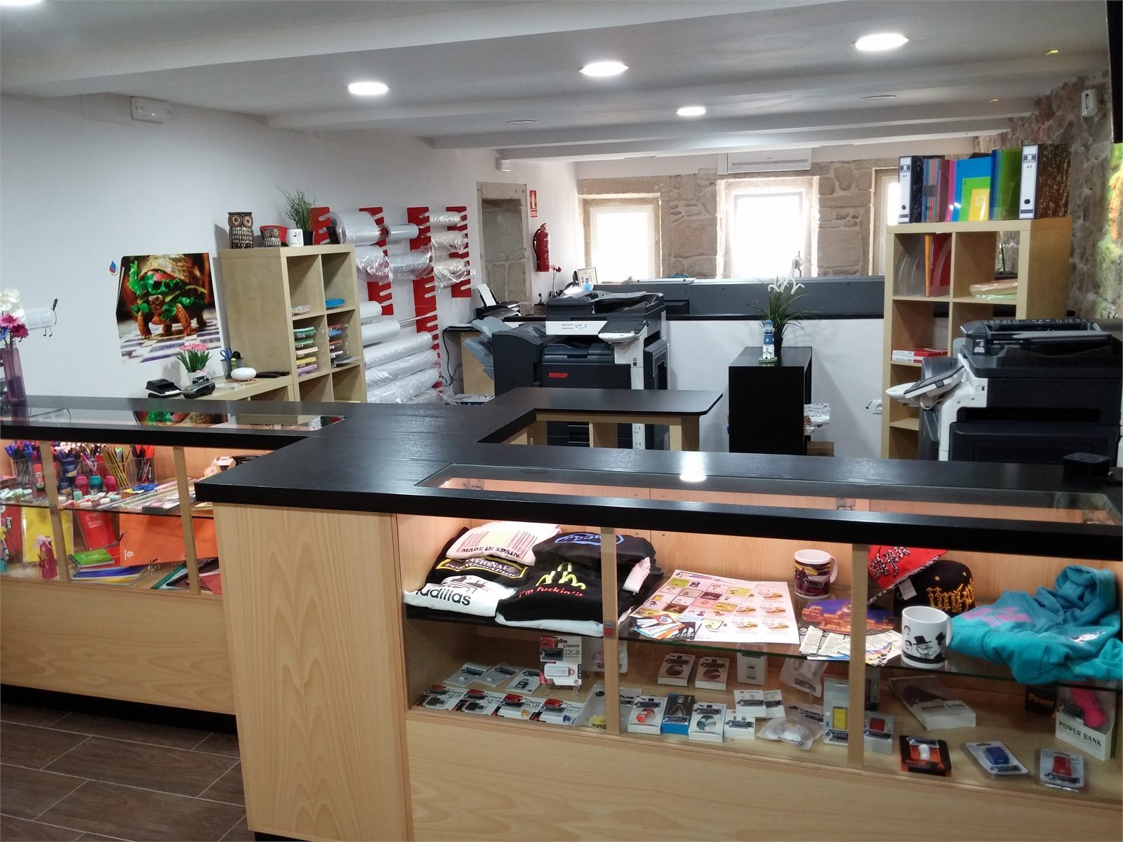 Interior del taller Imprebor — mostrador y maquinaria