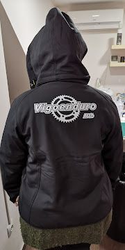 Chaqueta corporativa personalizada con logo