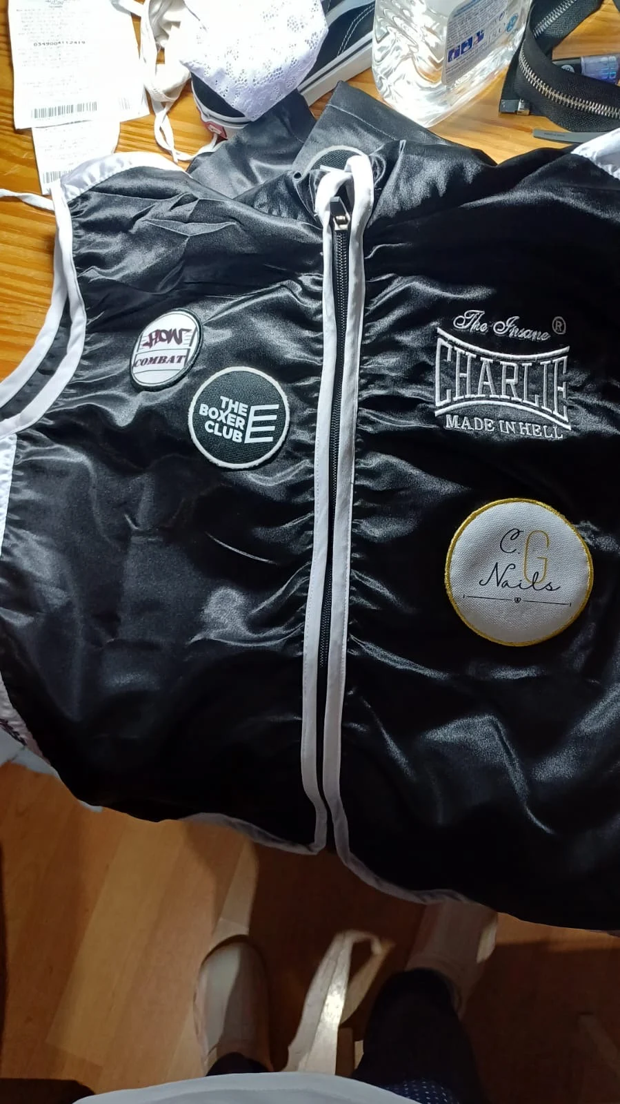 Chaqueta de boxeo con parches bordados y serigrafia